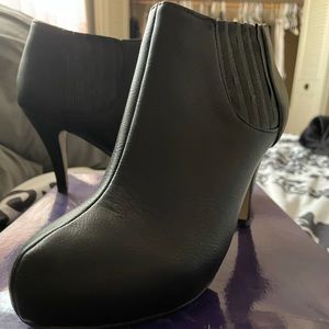 Madden Girl Black Greer booties